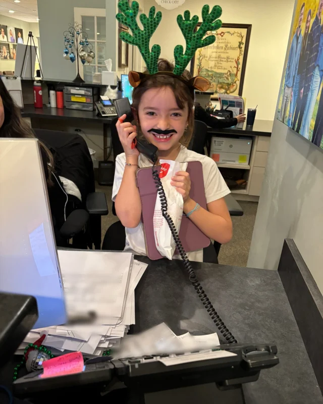 Santa’s little helper spreading holiday cheer at the front desk!🎄🎅🏼🎁

#MerryChristmas #HappyHolidays #ChristmasCheer #ChristmasVibes #TisTheSeason #Xmas #HolidaySeason #ChristmasTime #FestiveFun
#ChristmasJoy #TinyTeethBigSmiles #LittleBracesBigSmiles #PediatricSmileMagic
#FutureSmiles #PediatricDentistry
#KidsDentistry #Orthodontics #BracesLife